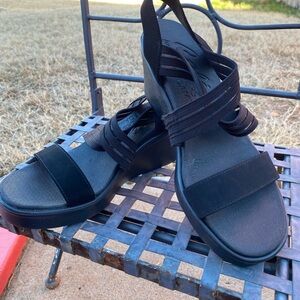 Skechers Cali Luxe Foam Women's Black Wedge Sandals (Size 9) **NEVER WORN**